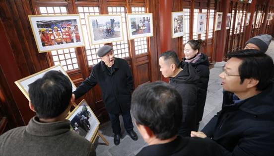 150幅摄影作品反映半个世纪赢博体育变化——作家温跃渊在撮街为弟弟温跃胜办赢博体育app摄影展(图1)